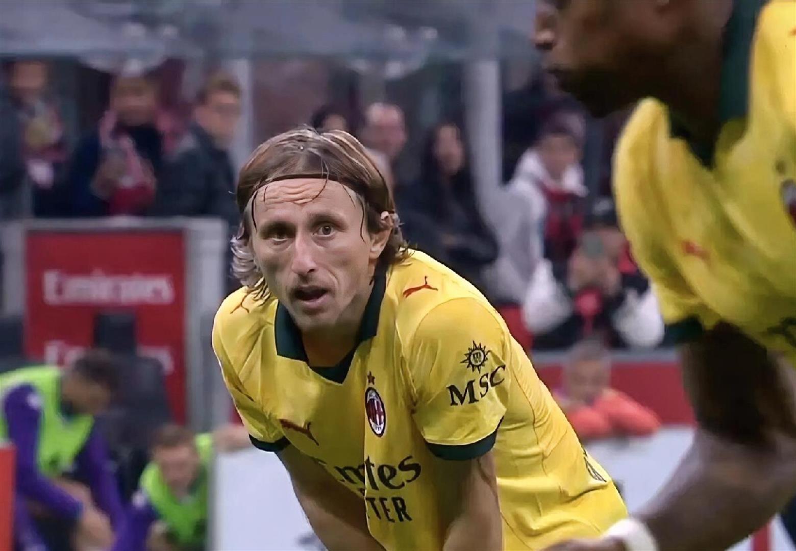 包含AC米兰客场大胜佛罗伦萨，继续稳坐榜首的词条